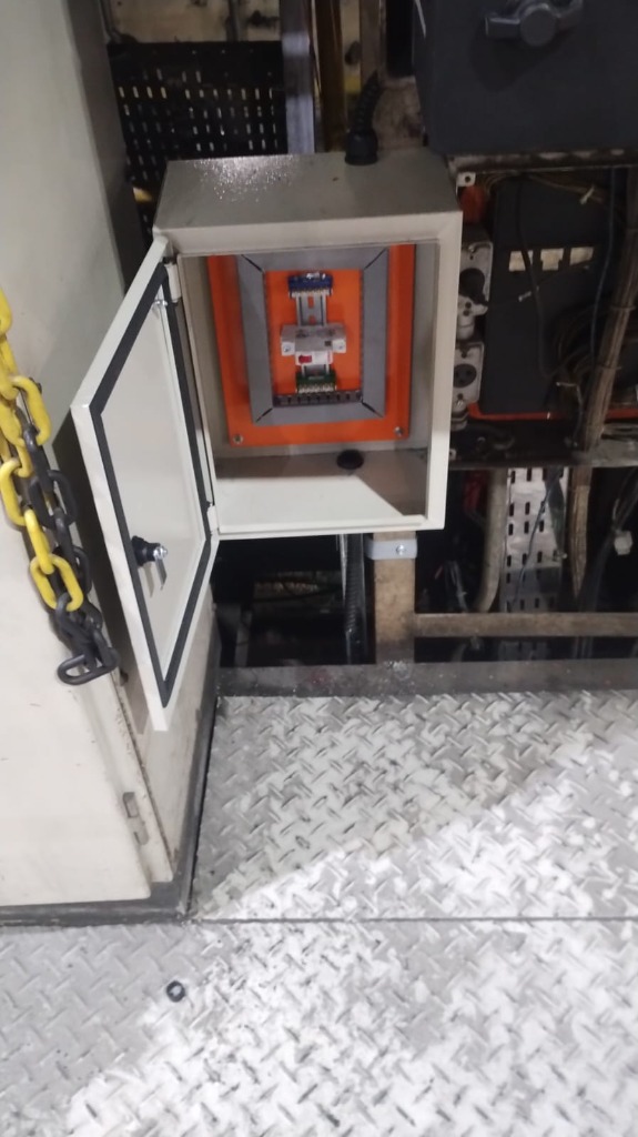 Mini painel metálico instalado contendo um disjuntor de segurança interno.